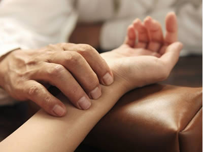 北京中医药大学副教授杨桢迎战“诊脉验孕”