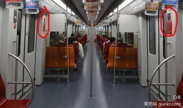 被夹在地铁安全门和车门之间，该如何自救？