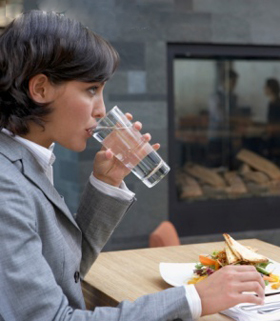 吃饭时喝水真的会稀释胃酸么？