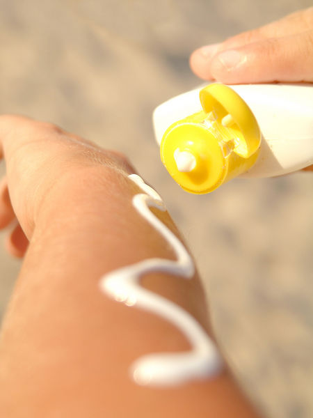 Nature:不能单独依赖防晒霜进行防晒