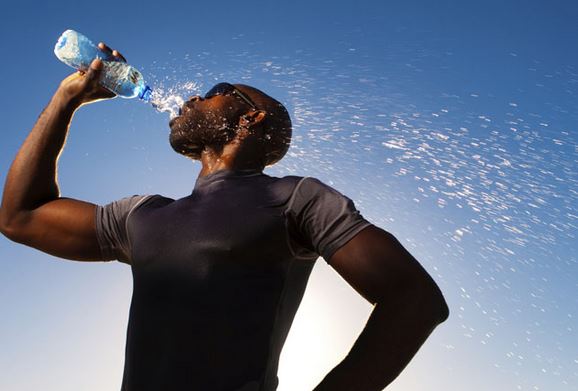 为什么喝水也会感觉喝饱了？