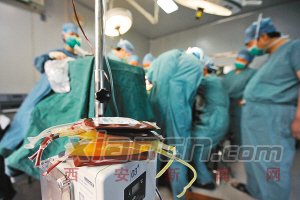 小伙背生巨大肿瘤追踪 9小时“卸掉”25斤大肿瘤